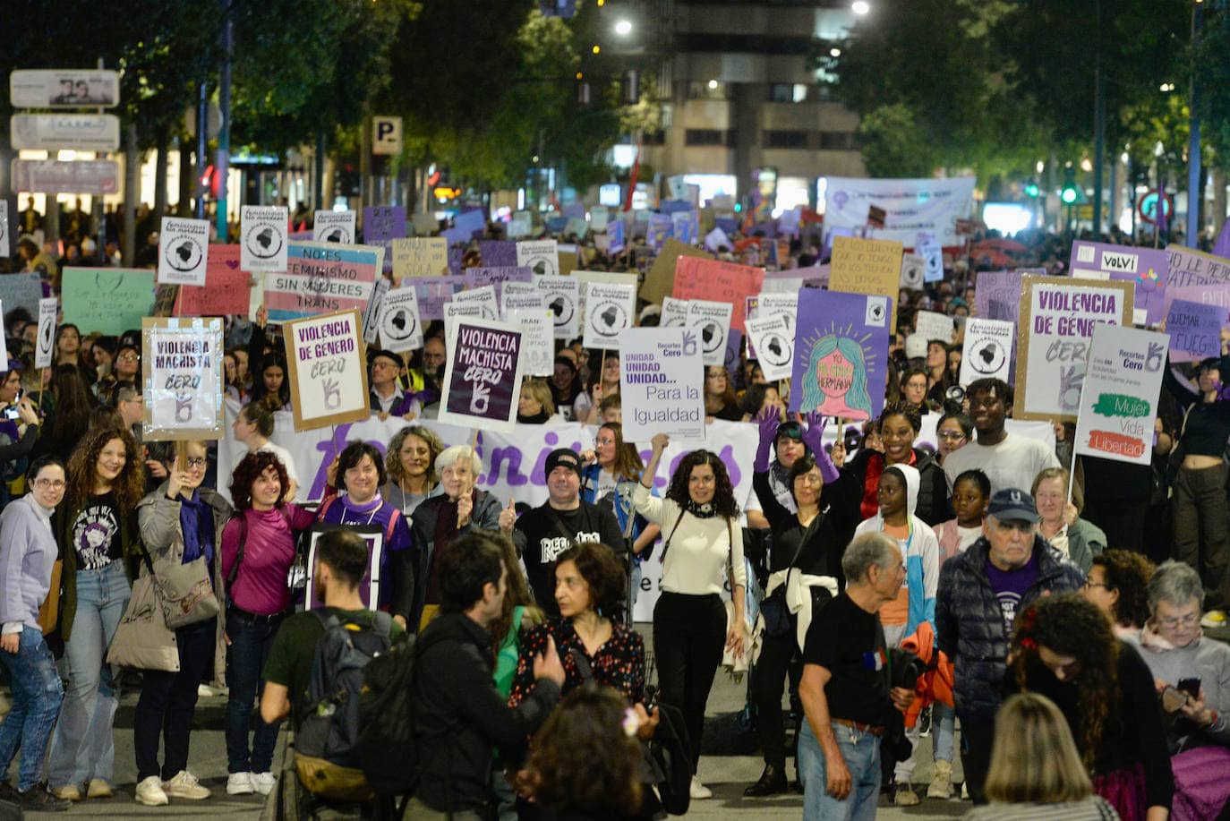 Mujeres manifestándose en el 8m por el Día de la Mujer Trabajadora