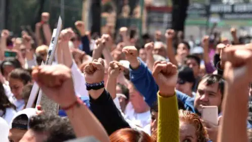 Una manifestación con muchos puños alzados en un blog sobre la unidad en la izquierda